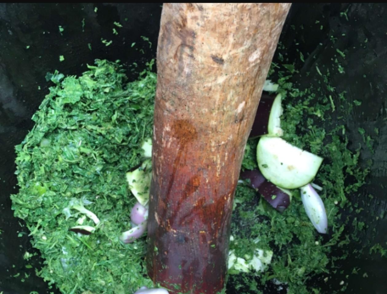 Pondu ou feuille de manioc en plein pilage, photo tirée : la nutrition à l'Africaine 