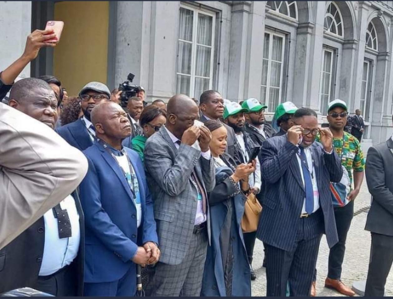 Plusieurs congolais en pleurs lors de la cérémonie en Belgique, de la remise de la relique de Patrice Lumumba à sa famille biologique. 