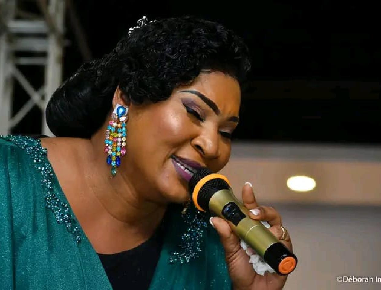 L'artiste chrétienne L'or Mbongo 