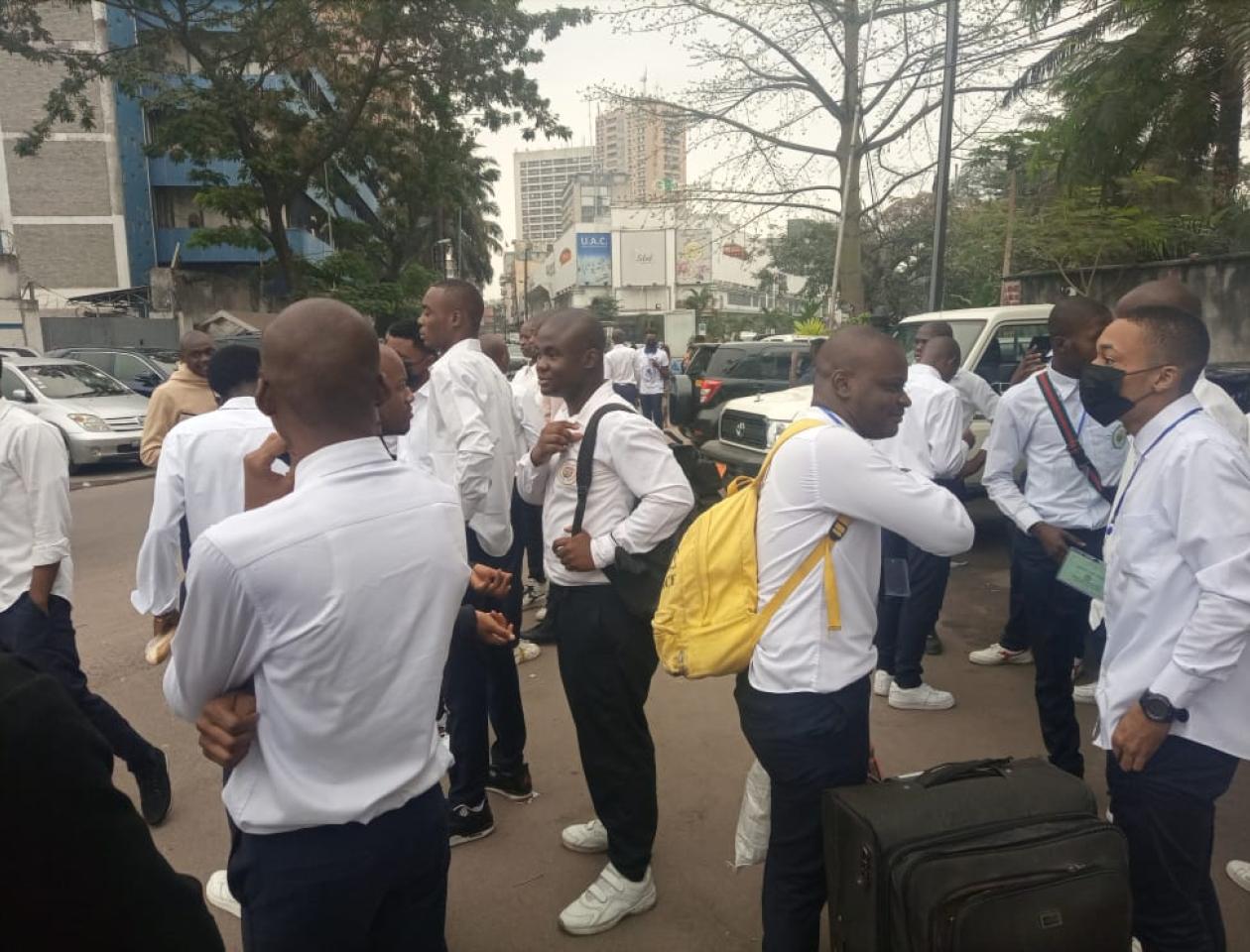 Les finalistes aperçus après la passation des épreuves de la session ordinaire de l'examen d'Etat, jeudi 21 juillet 2022, devant Saint-Anne à Kinshasa/Gombe. Photo Michée Lutete.