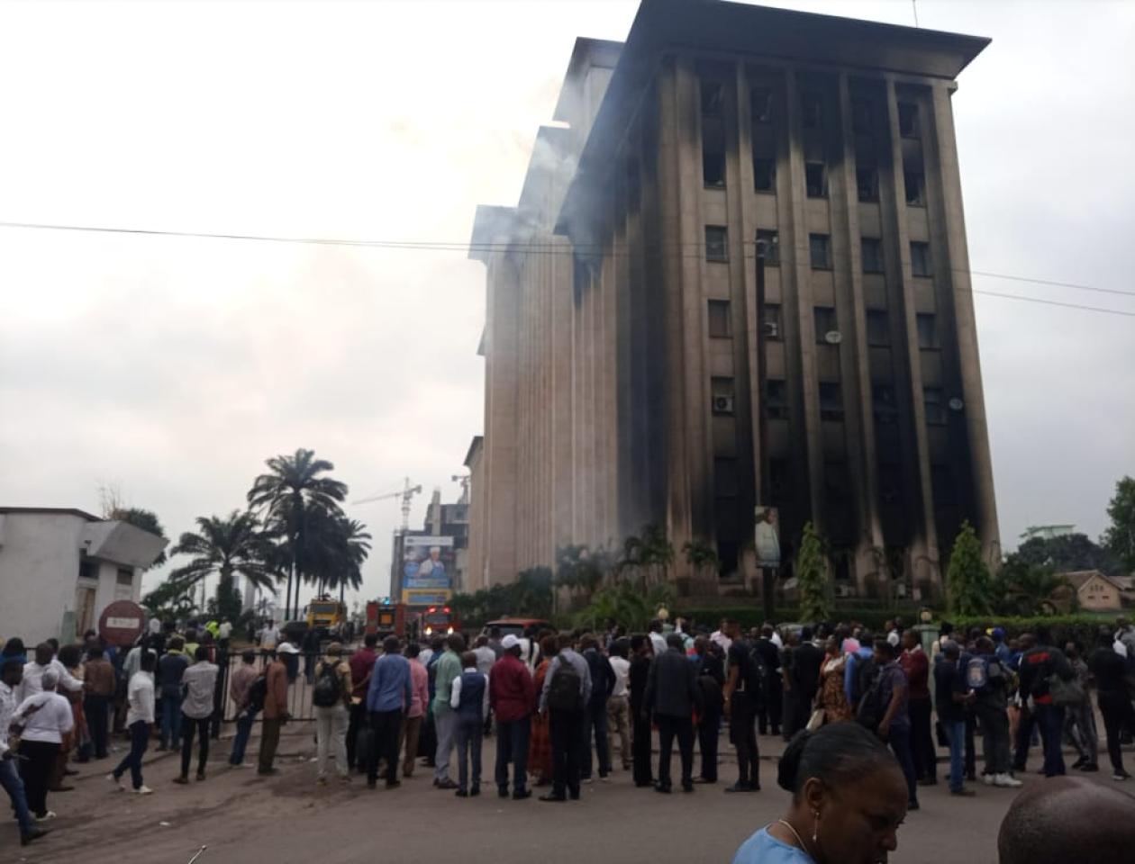 Immeuble ONATRA à Gombe, après le feu qui s'est déclaré dans la nuit de ce lundi 25 juillet 2022. Photo. Michée Lutete