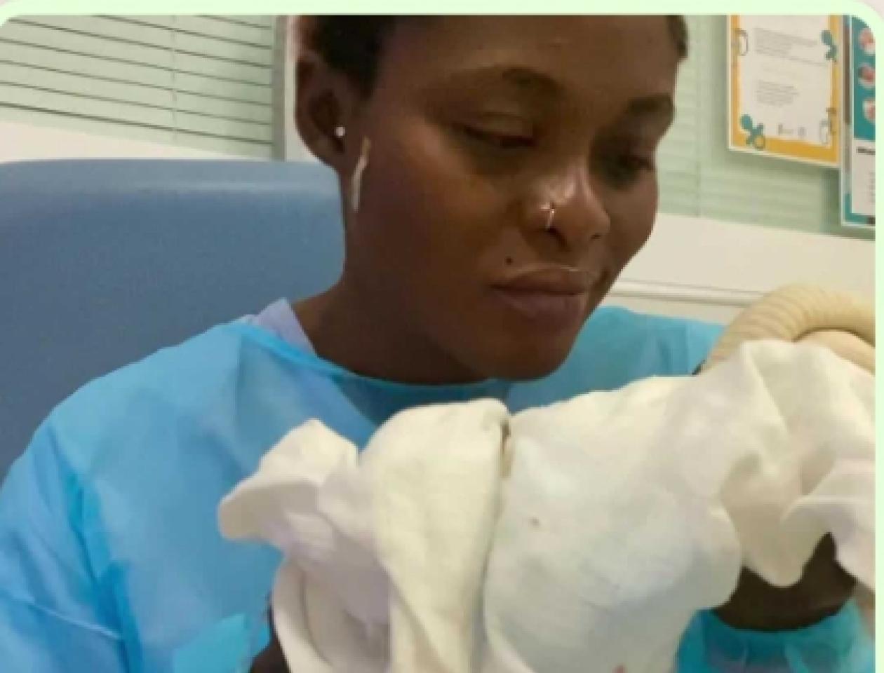 Tatiana Kruz tenant son bébé, après avoir été victime d'une fausse couche, lundi 1aout 2022.