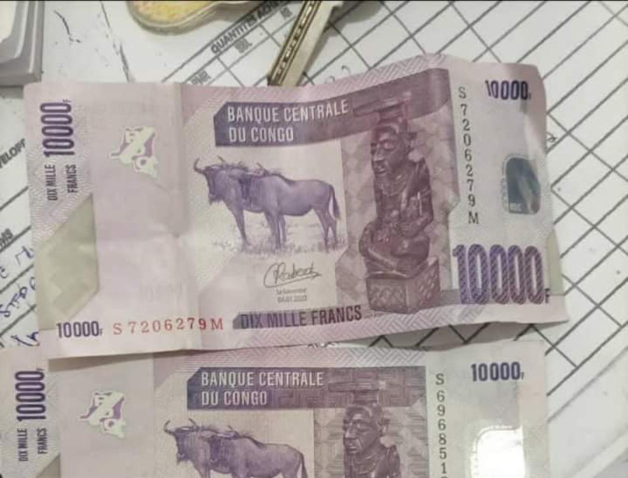 Des billets de 10.000FC avec la signature de Chantal Kabedi, la nouvelle Gouverneure de la Banque centrale du Congo pour la première et l'ancien billet avec la signature de son prédécesseur Déogracias Mutombo.