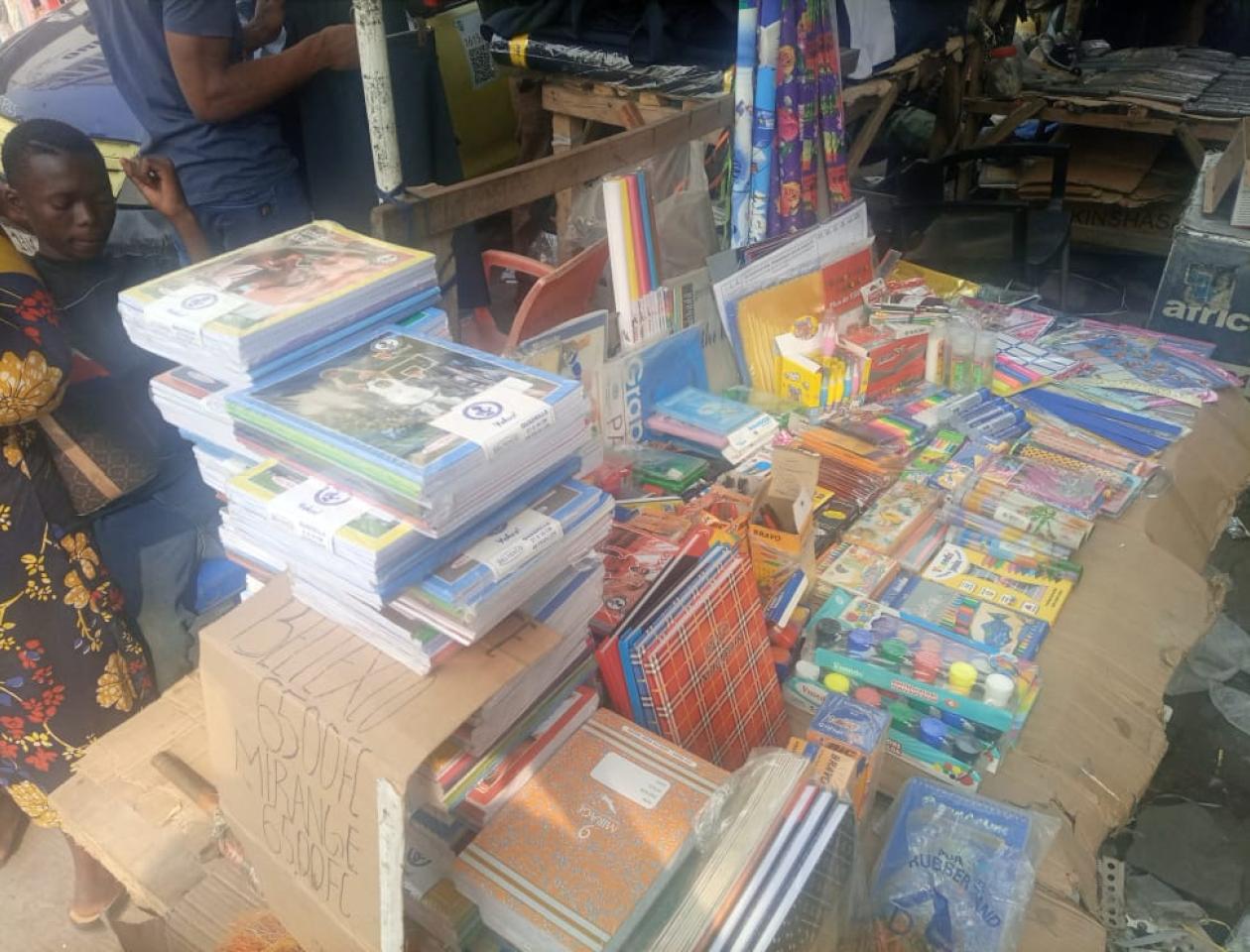 Jeudi 1er septembre 2022. Table d'une vendeuse des fournitures scolaires au Grand marché de Kinshasa.Photo/ Michée Lutete