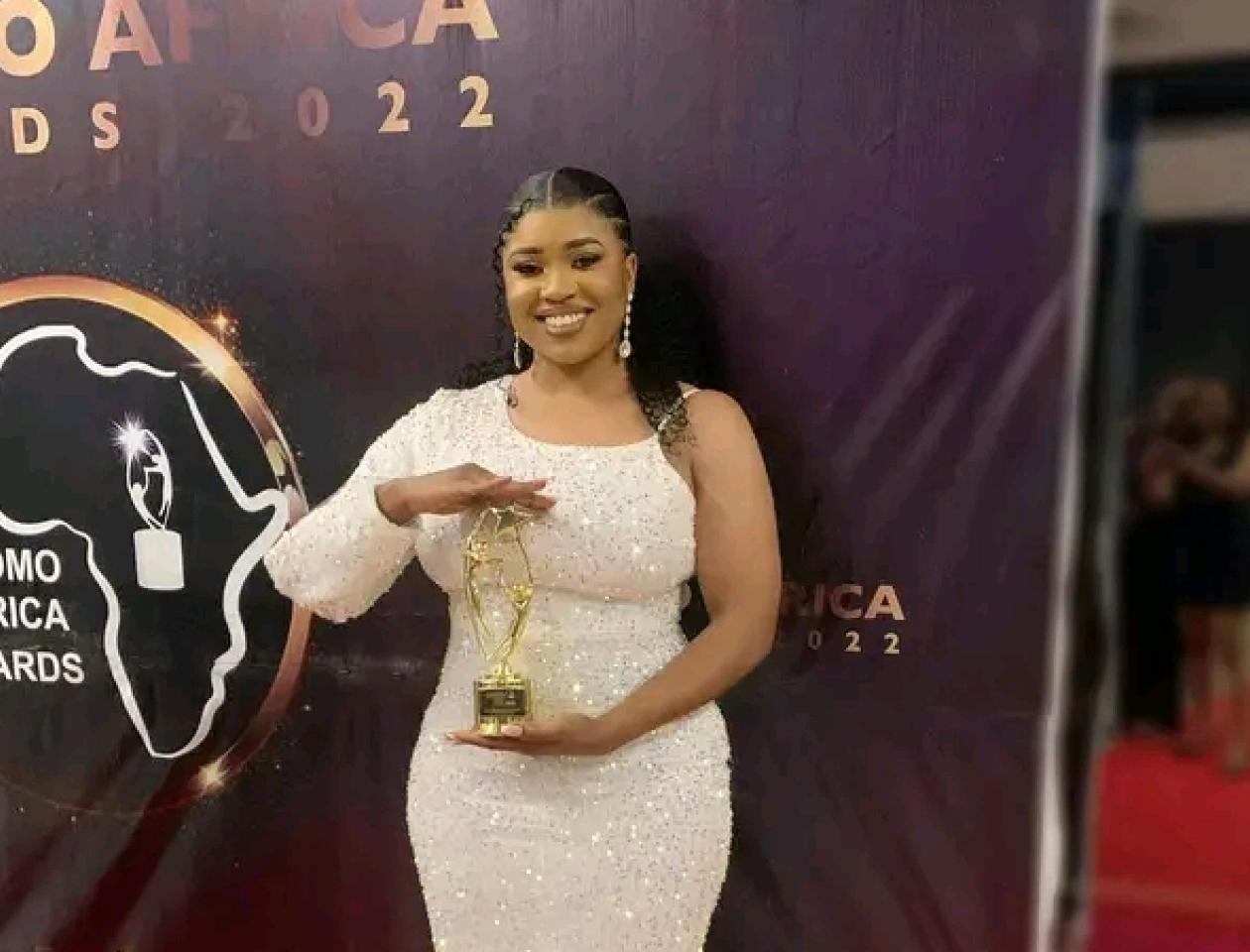 La chanteuse Zawadi Nt avec son trophée « meilleure artiste gospel d'Afrique » 