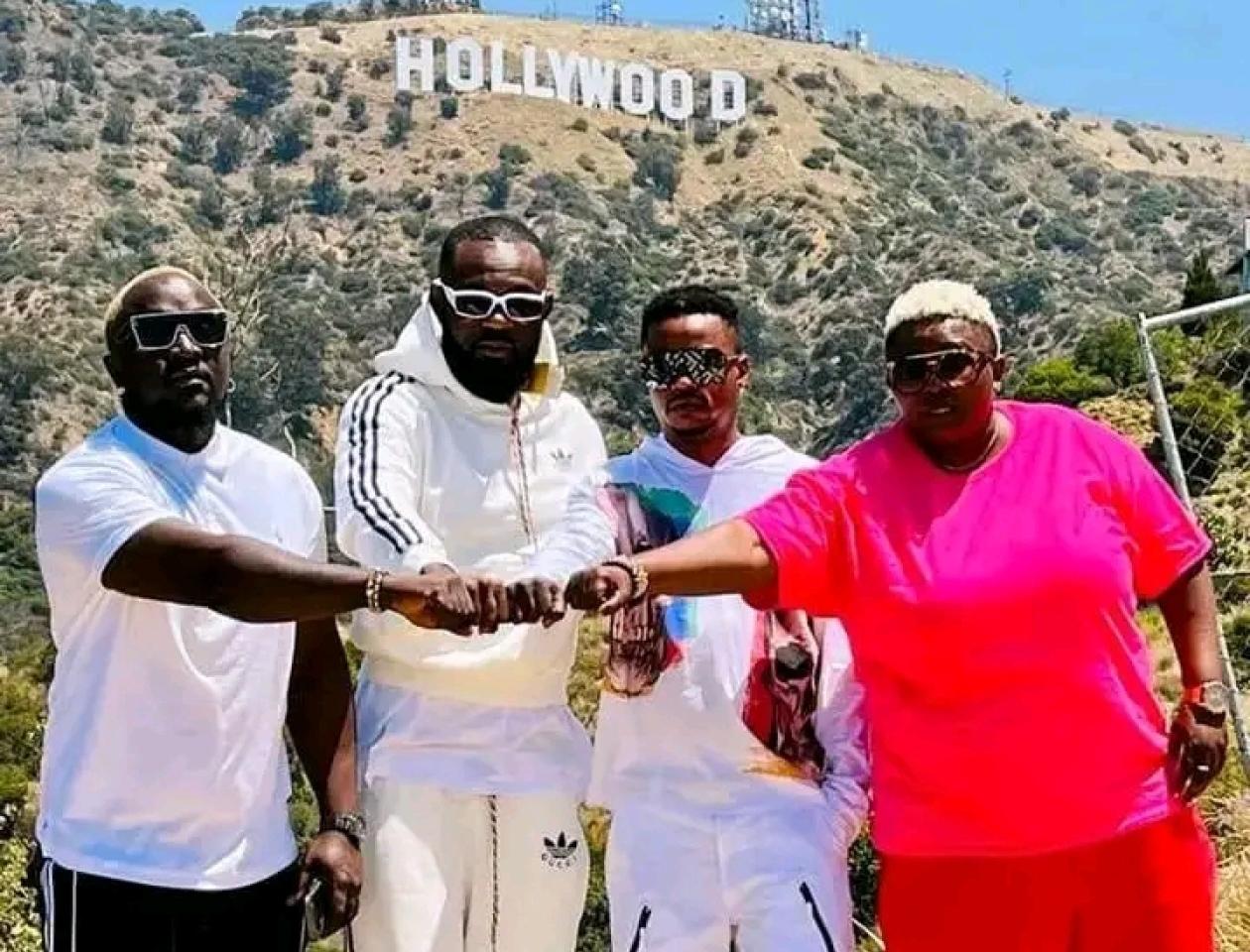 Fabregas avec les membres de son groupe. A l'extrême droite, en rouge, Gina PMF ( porte-parole ), suivi de Chomi Nangueri ( animateur ) et à l'extrême gauche le drummer.