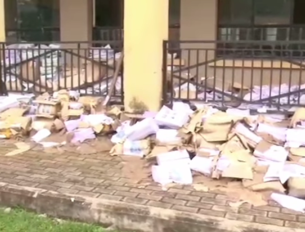 Des milliers des livres abandonnés à l'Institut de la Gombe