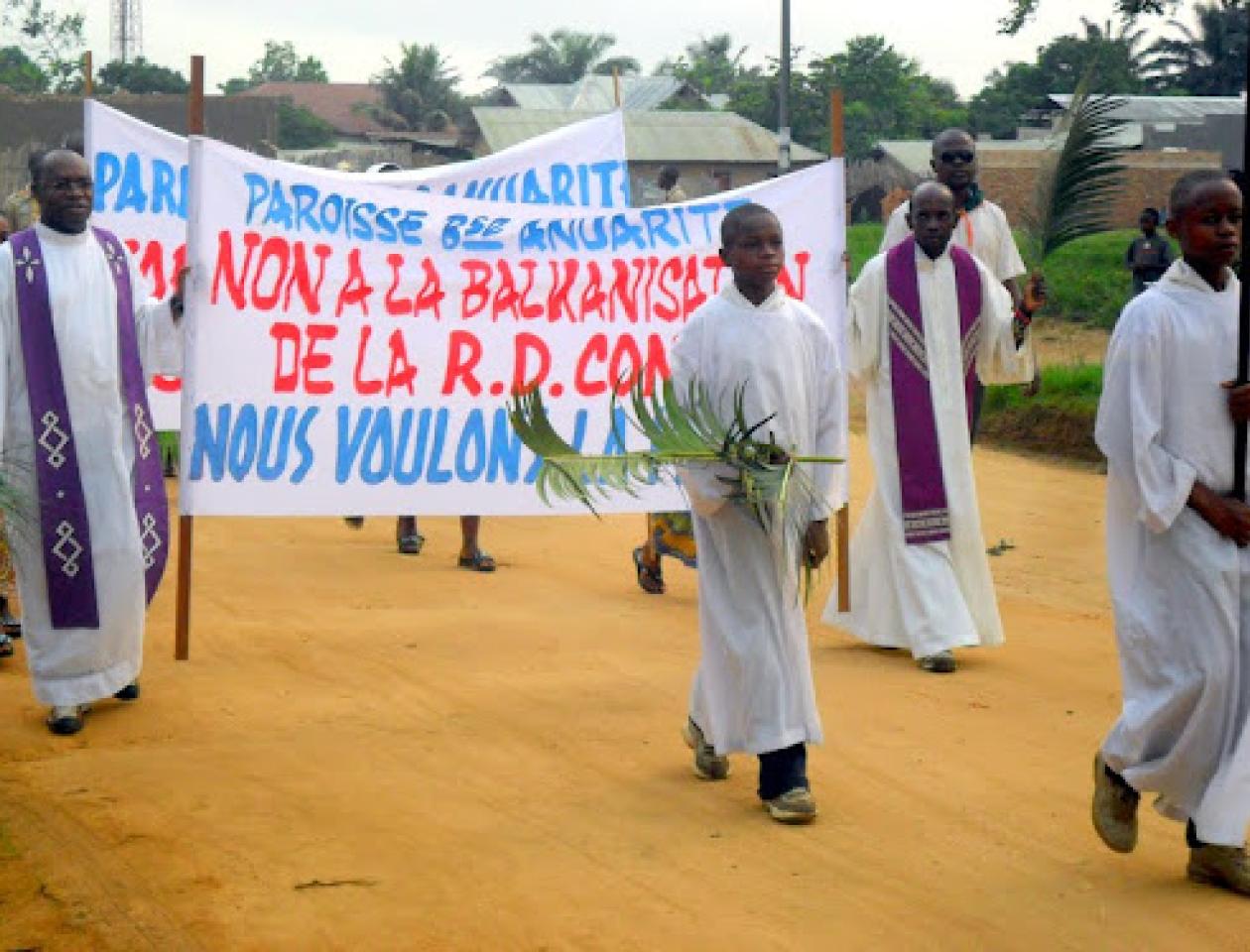 Les chrétiens catholiques marchant dans la rue