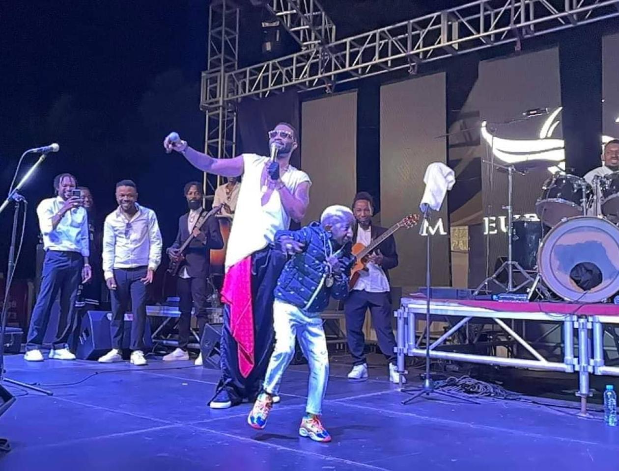 Fally Ipupa et Grand P sur scène à Conakry. 