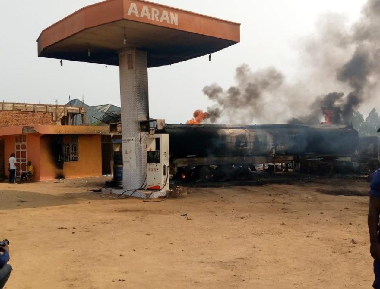 Station carburant en plein incendie 