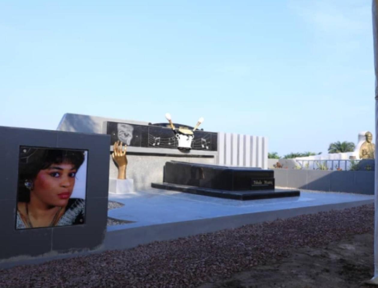 La pierre tombale de la chanteuse Élisabeth Tshala Muana à la Nécropole entre Terre et ciel. 