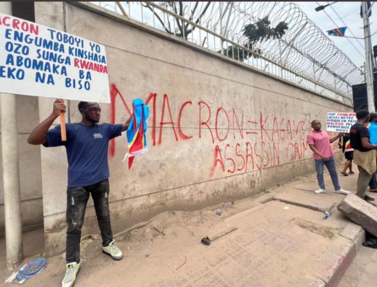 Quelques manifestants Congolais aperçus ce mercredi 1 mars, devant l'ambassade de France à Kinshasa. 