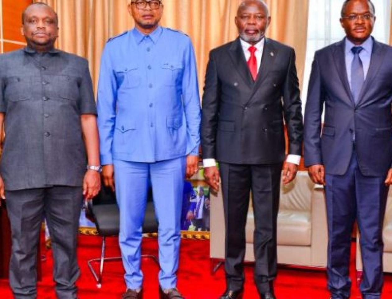Vital kamerhe avec les gouverneurs des deux Kasaïs près l'échange au ministre de l'économie. Photo prise par la cellule de communication du ministre de l'économie, le lundi 24 avril. 
