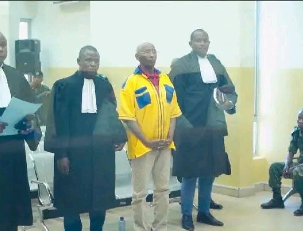 Kinshasa, Édouard MWANGACHUCHU ( deuxième personne en jaune de droite vers la gauche), photo prise lors du procès du 14 avril 2023.