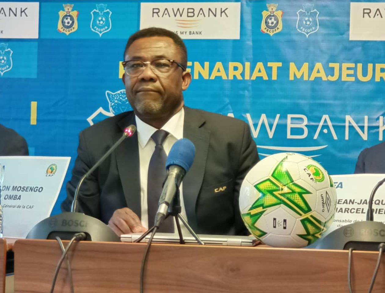 Pullman hôtel de Kinshasa, le secrétaire général de la CAF, Véron MOSENGO en conférence de presse, 25 avril 2023.