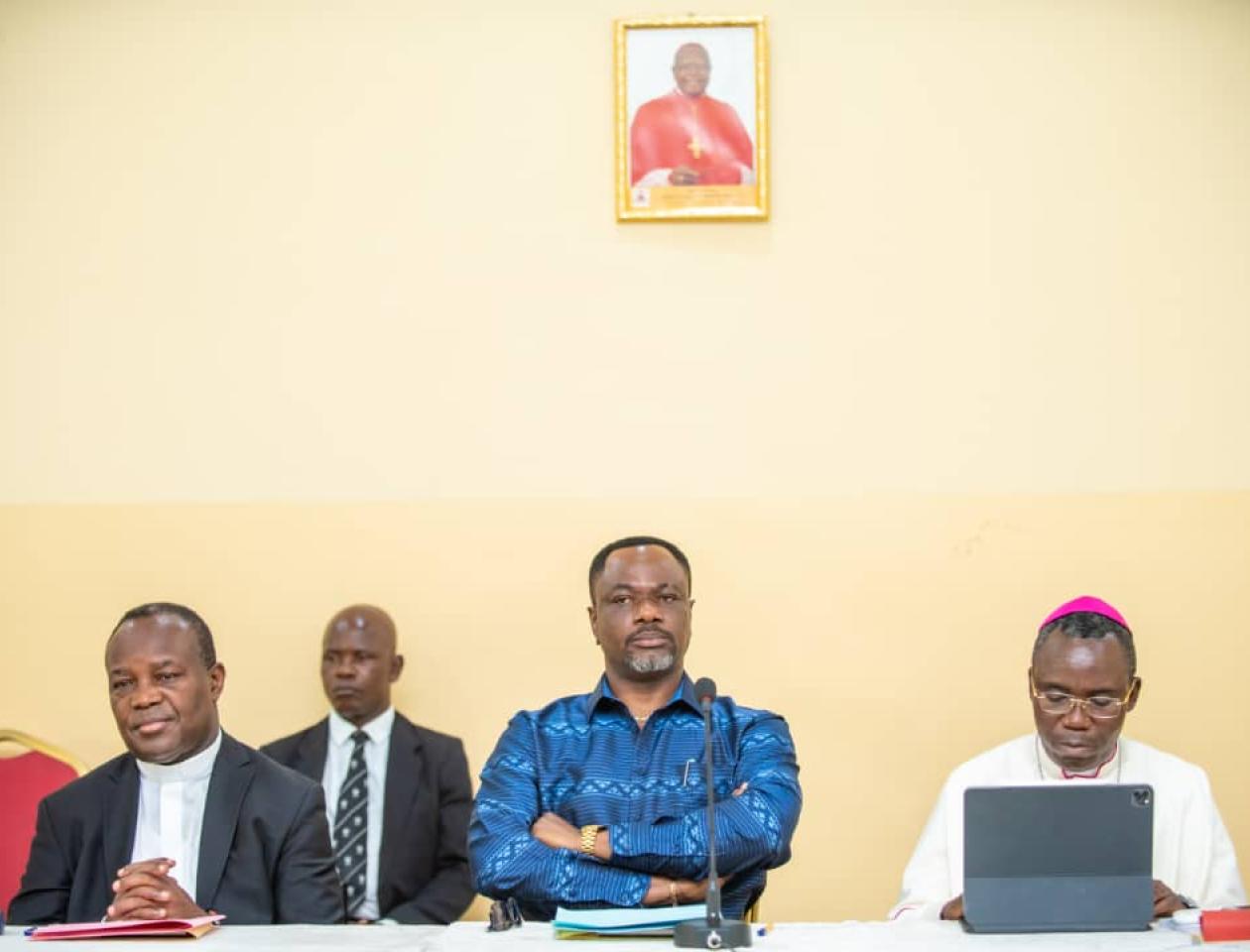 Kinshasa, Centre Nganda de kintambo , au milieu il y'a Tony MWABA, ministre de l'Enseignement primaire, secondaire et Technique a l'ouverture de l'atelier sur l'éducation à la paix, le développement et le vivre ensemble,25 avril 2023.