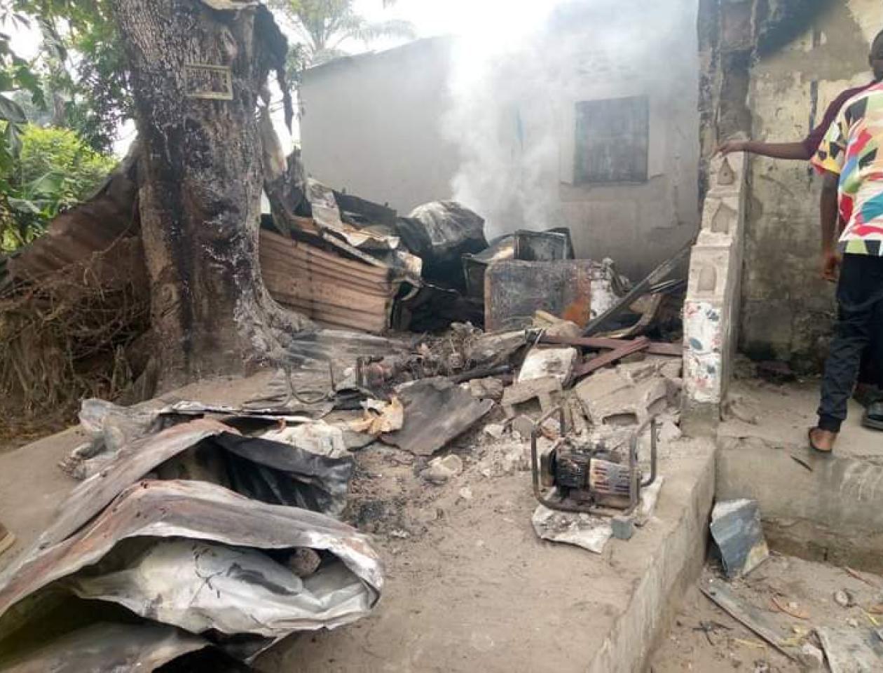 Maison incendiée avec deux personnes brûler à l'intérieur par le Kuluna du groupe Arabes à Kisenso dans la nuit du jeudi 20 avril.  