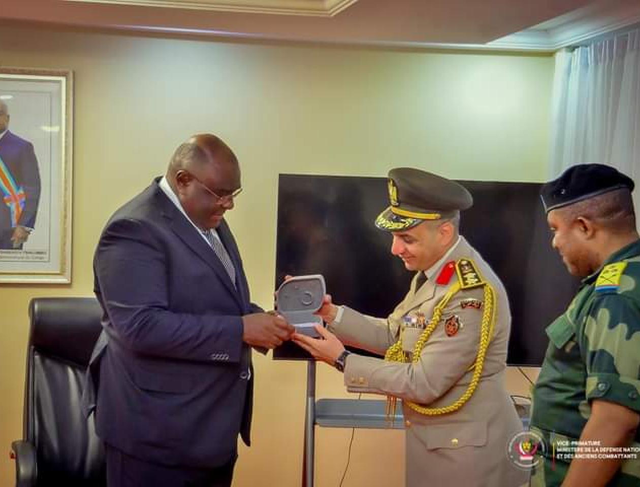 Le vice-premier ministre, ministre de la défense en image avec l'ambassadeur de l'Égypte dans son cabinet. Photo prise par la cellule de communication du ministre, le lundi 24 avril. 