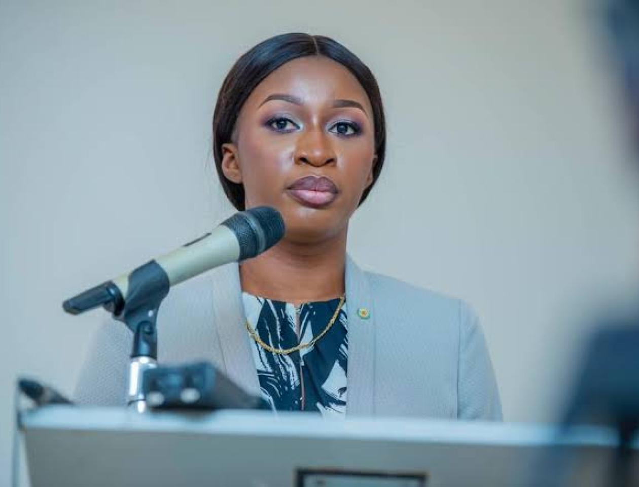 Aminata Namasia , vice ministre de l'EPST, fortifie les familles dont  les élèves, enseignants ont été victimes de l'incendie au lycée mwanga 