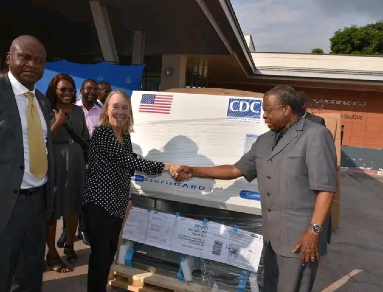 Délégation américaine et le Dr. Jean-Jacques MUYEMBE, PH./Ambassade des États-Unis à Kinshasa. 
