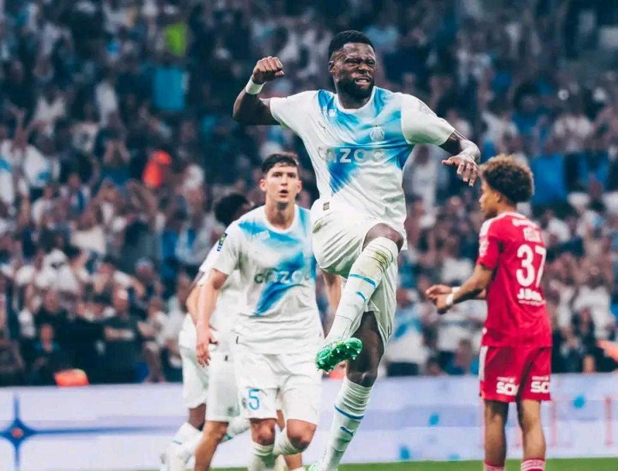 Chancel Mbemba en train de célébrer son but. 