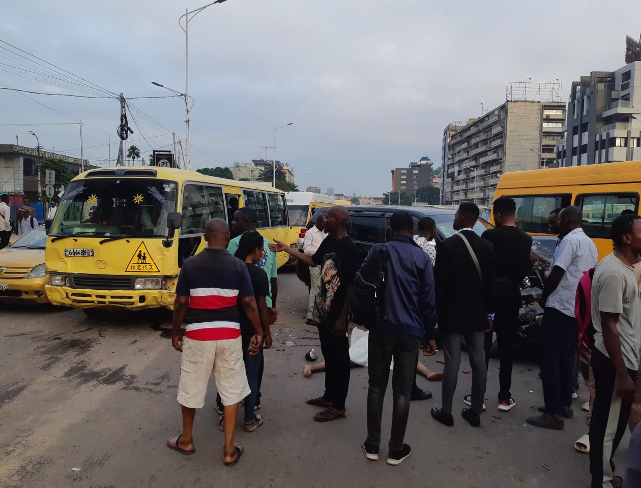 Accident de circulation à Kinshasa. Un homme tamponner par un véhicule sur le boulevard du 30juin. Photo crédit Lemag.cd, Aubin Abedi  