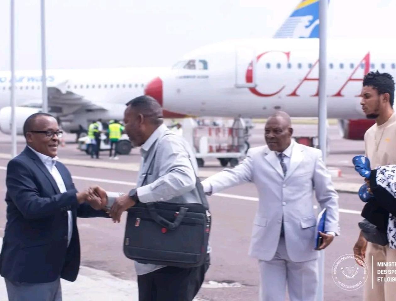Aéroport de Ndjili, accueil par le ministre de sports et loisirs, François Claude KABULO des athlètes et de l'entraîneur de gardien congolais qui étaient bloqués au Soudan, 2023.