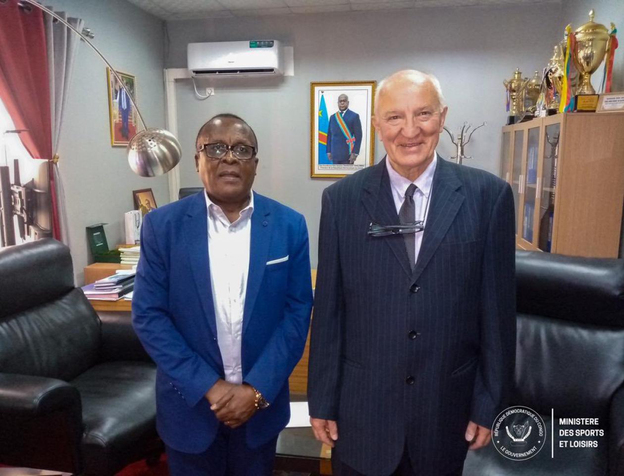 L'ambassadeur de la Serbie en rdc, Miroljub Jevtić accompagné du ministre de sports et loisirs congolais. 