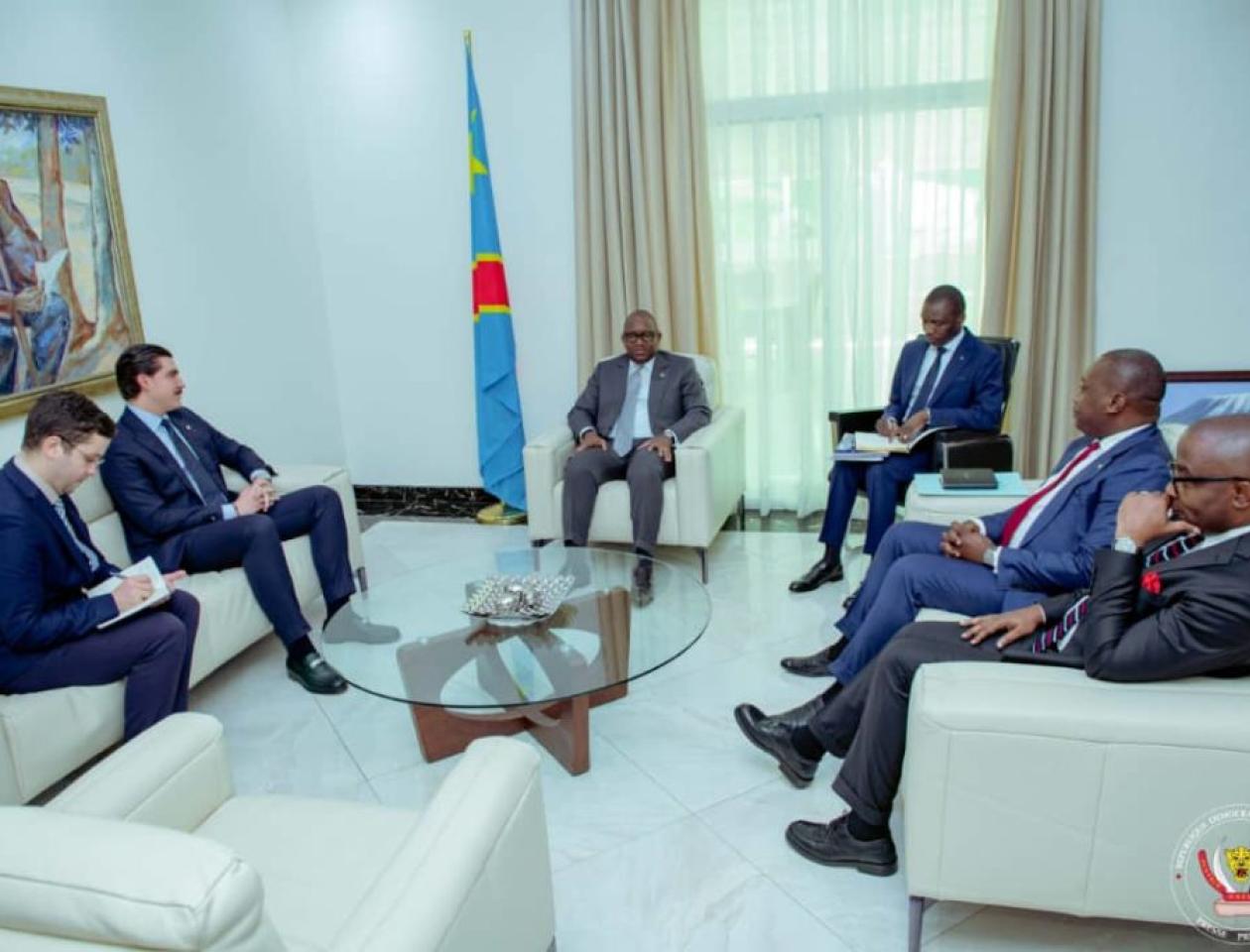 Sama Lukonde assis avec les autres ministres ainsi que le patron de l'entreprise de Milvest discutant sur la réhabilitation de l'aéroport de N'djili