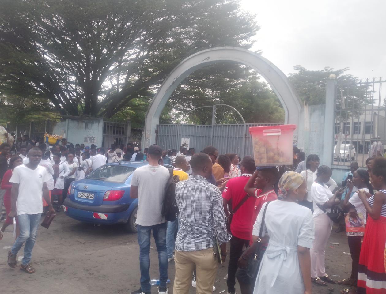Kinshasa, L'entre principale de l'Université Pédagogique Nationale envahi par les étudiants interdit d'accès dans l'enceinte, photo by Lemag.cd, Mardi 02 mai 2023.