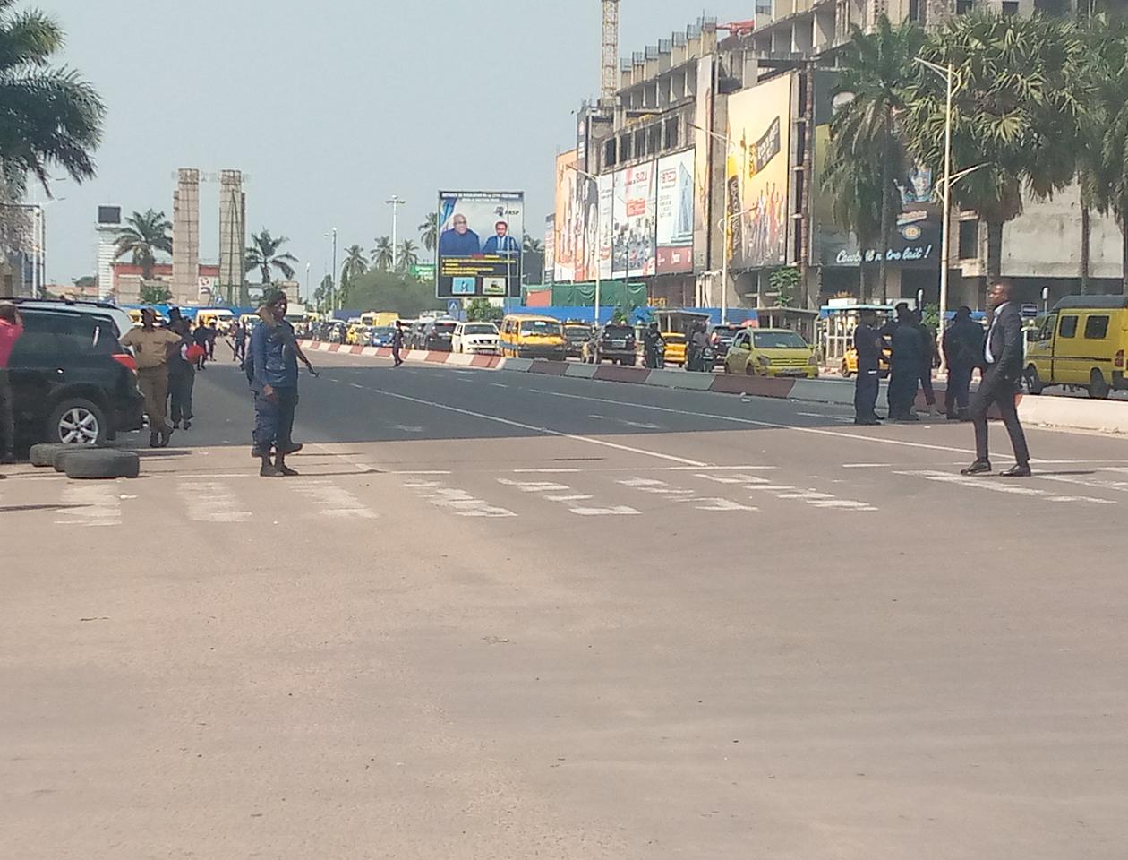 Les policiers sur le boulevard pour empêcher les opposants d'aller à la CENI