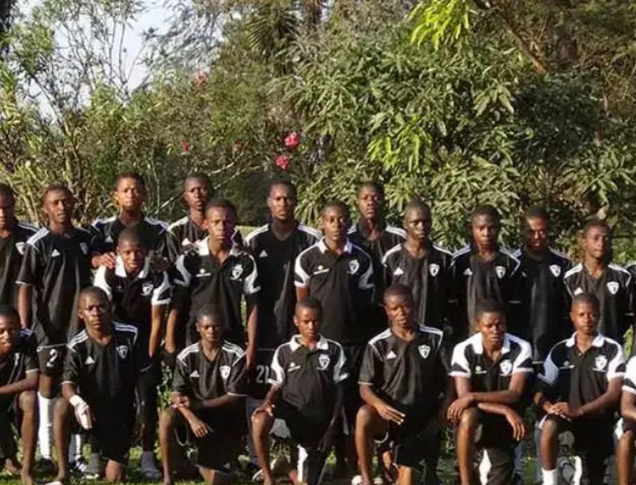 Le 20 jeunes de la 4 promotion (14-15 ans) et 7 jeunes de la 5 (12-13 ans). Ph. Tp mazembe, 2019.