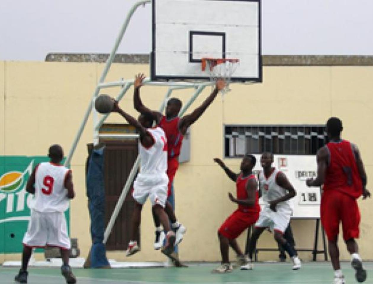 Une rencontré des basket-ball au terrain YMCA 