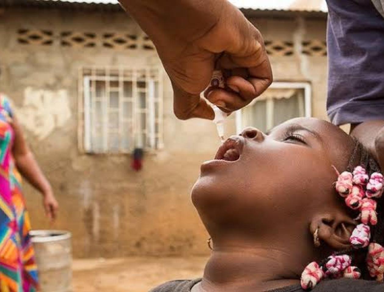 Une petite fille prend le vaccin contre la polio