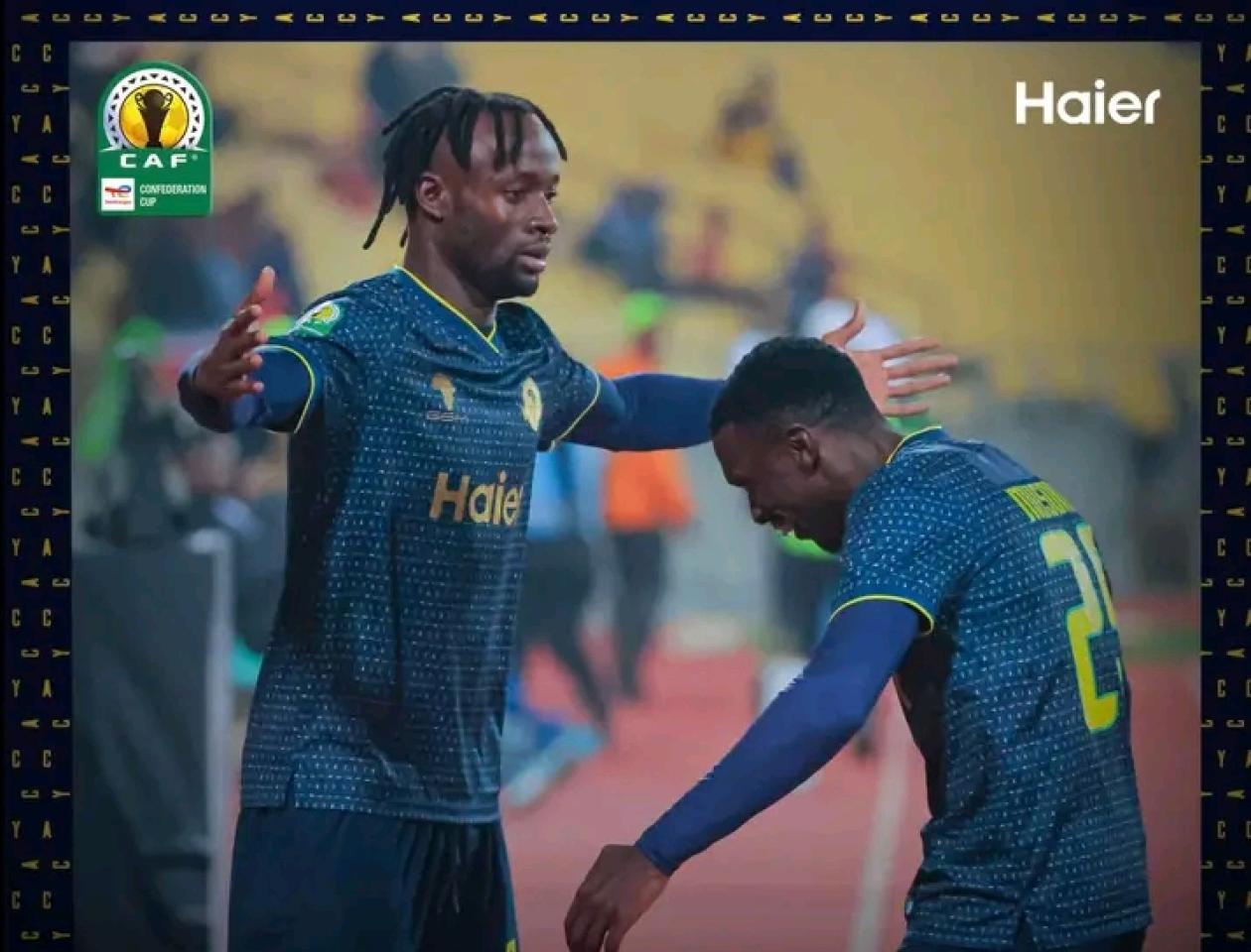 Fiston Mayele en train de célébrer un but 