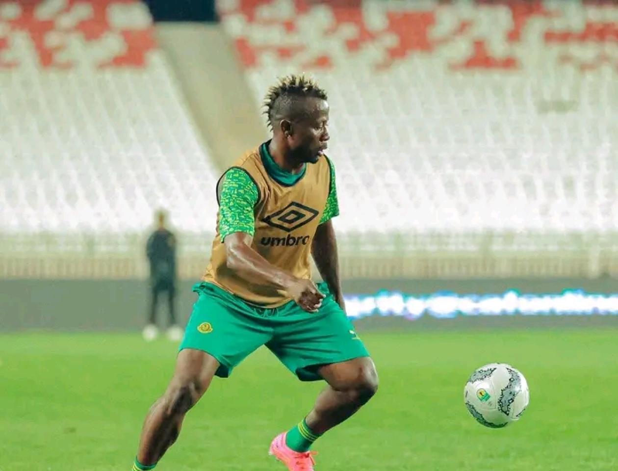 Djuma Shabani, le défenseur congolais lors de l'entraînement d'avant match en Algérie,Ph. Com. young Africans