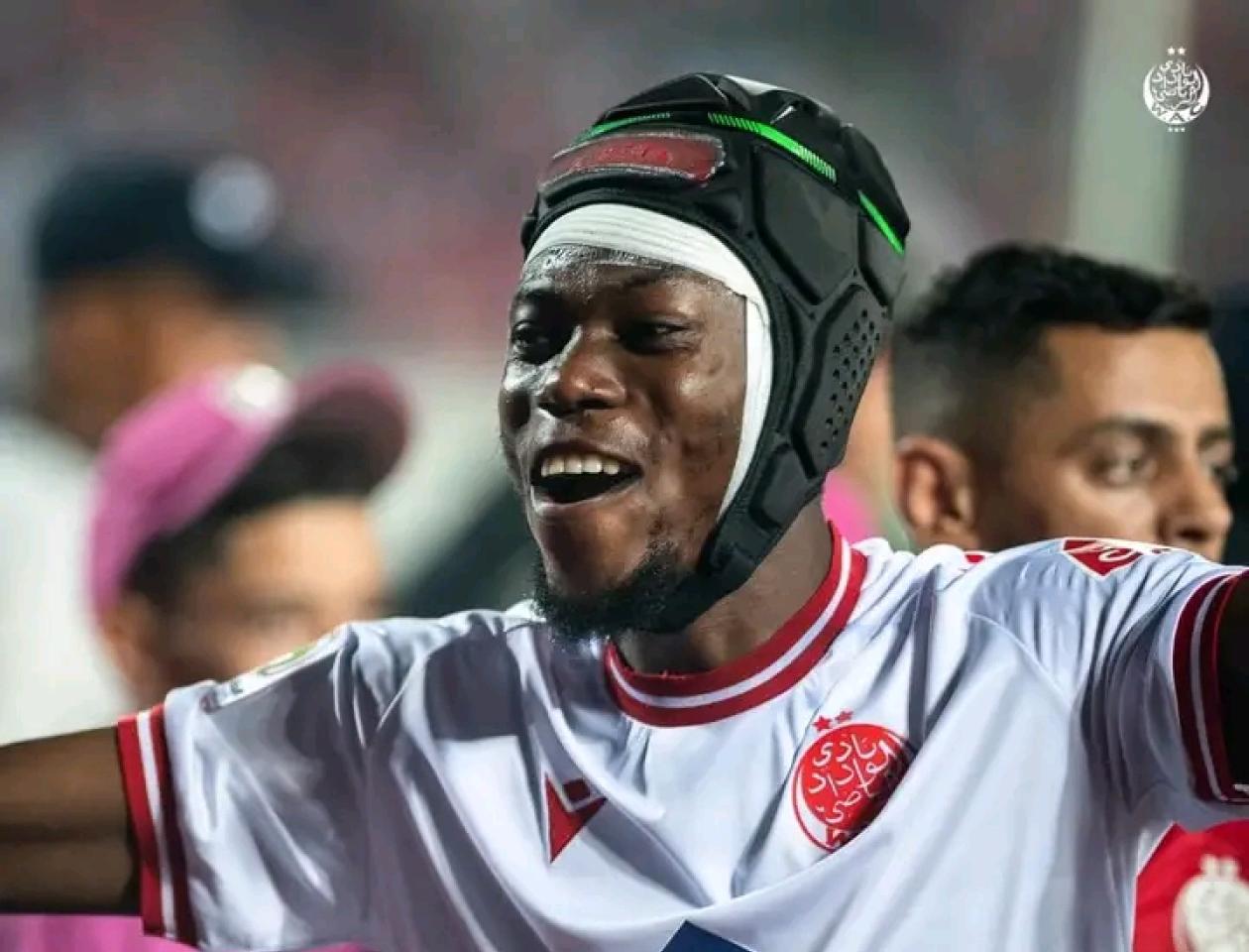 Le défenseur congolais, Arsène Zola en train de célébrer la qualification de son équipe en finale de la Ligue des champions de la CAF 