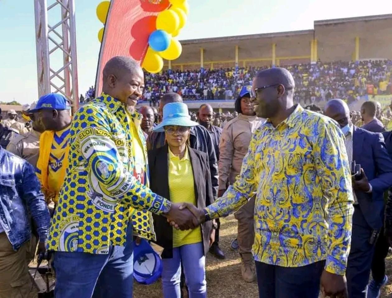 Après un match de FC Saint-Eloi Lupopo de Lubumbashi, le Président du Club, Jacques Kyabula (à droite) se sert la main avec un des dirigeants de son Club. 
