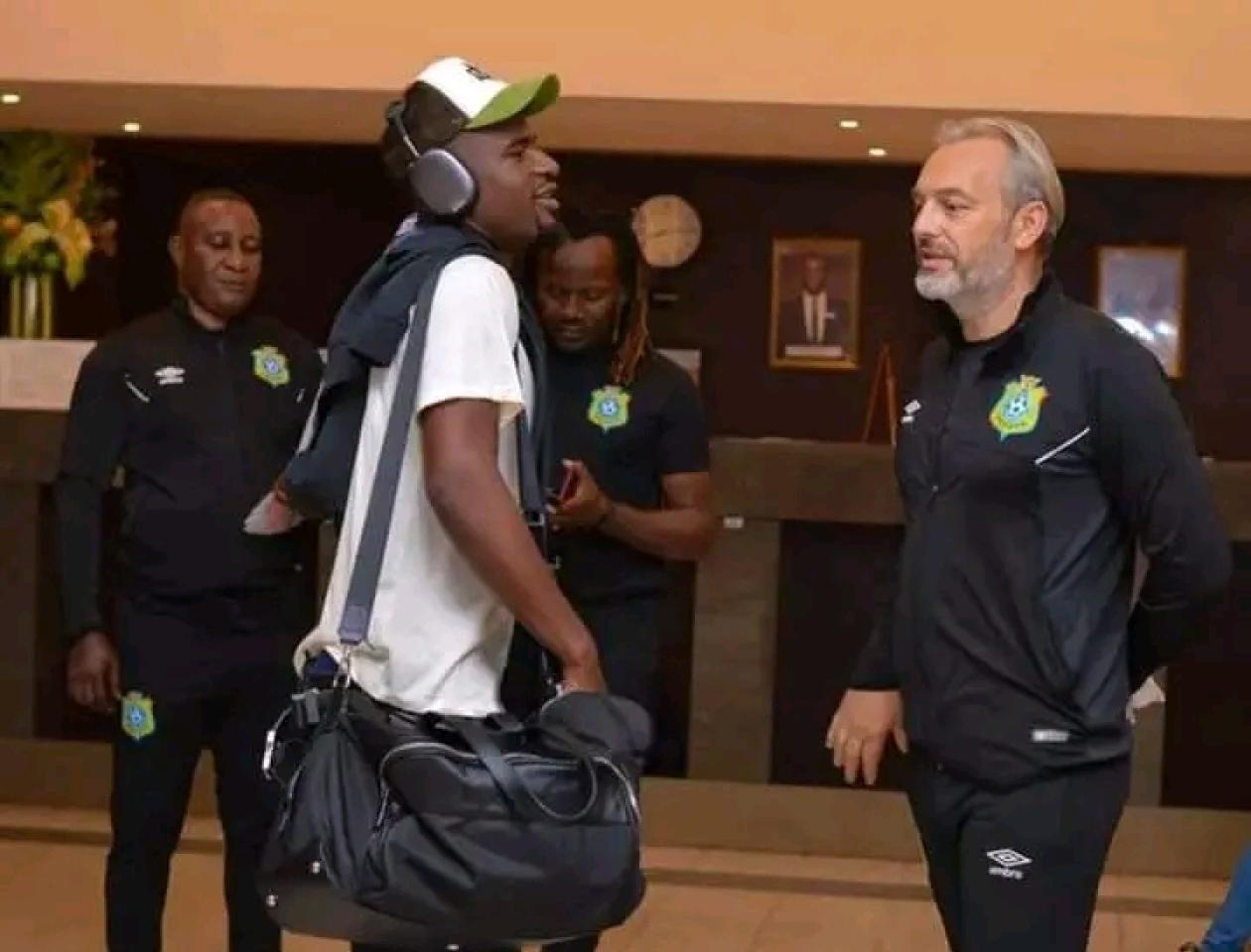 Douala au Cameroun, Sébastien Desabre ( à gauche), Entraîneur et manager de l'équipe Nationale de la RDC 