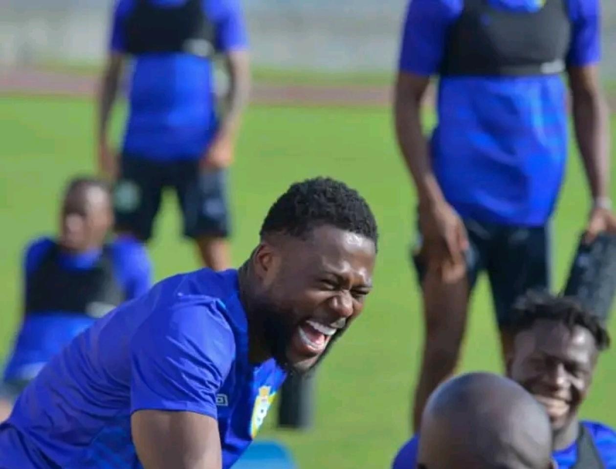 Chancel Mbemba ( tout souriant) lors de l'entraînement de Léopards le dimanche 11 juin à Douala au Cameroun, Ph. FECOFA 