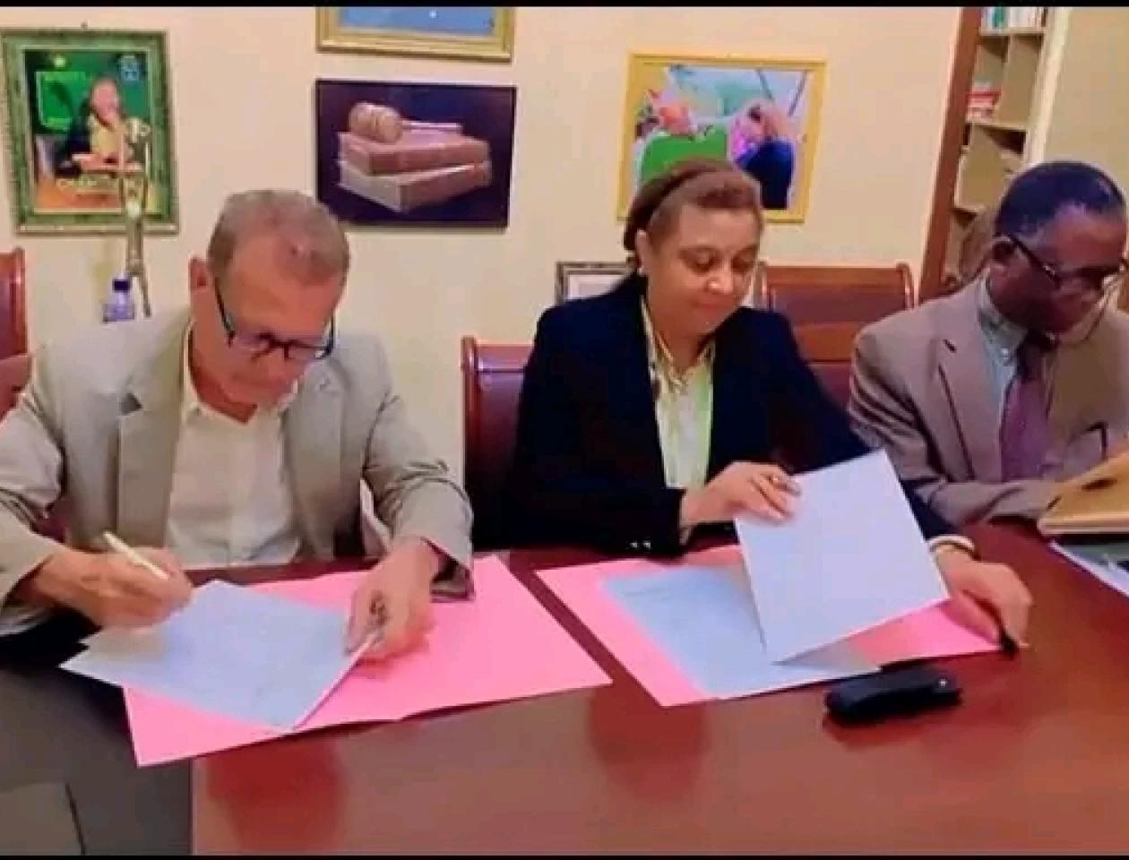 Cérémonie de signature de contrat entre V. Club et la firme brésilienne, sur la photo nous avons la Présidente du Club, Bestine Kazadi (au milieu), Patrick Banishay (à gauche de Bestine Kazadi) 
