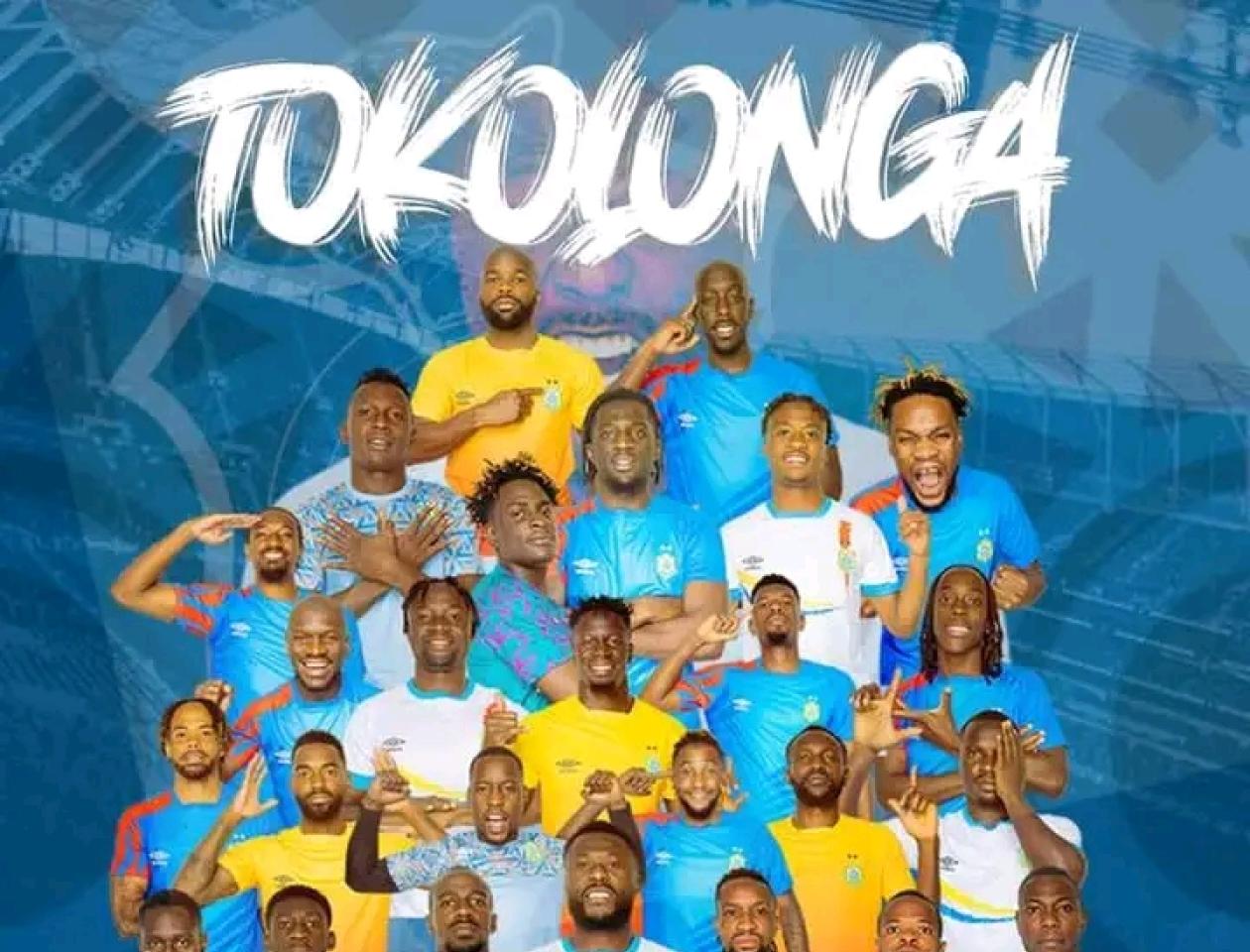 La photo d'Ensemble avec le nouveau maillot Floquet « Umbro »