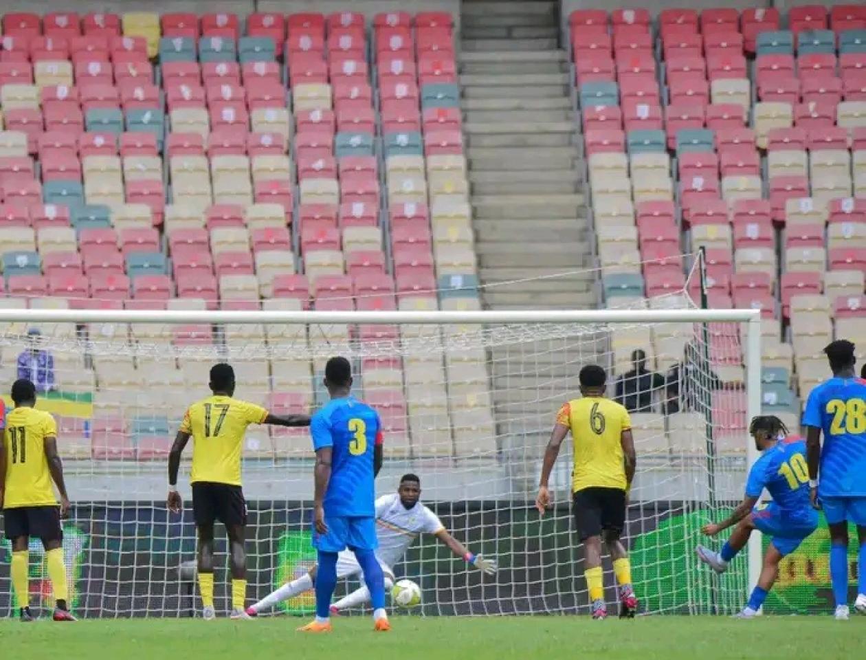 Stade Japoma, Theo bongonda En train de tirer le penalty qui avait amené l'unique but de la rencontre entre la RDC et l'Ouganda (match amical), le 14 juin à Douala au Cameroun, Ph. FECOFA 
