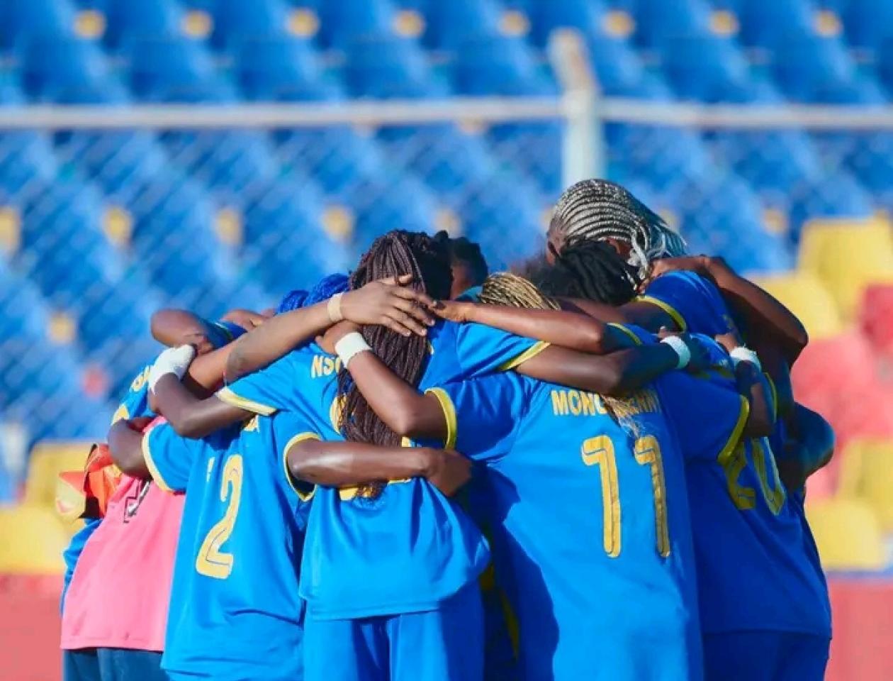 Stade Kibasa Maliba de Lubumbashi, les joueuses du FCF Lupopo au rang central avant le coup d'envoi du match les opposants avec l'équipe de Bana Fjkk de Likasi, 16 Juin 2023.