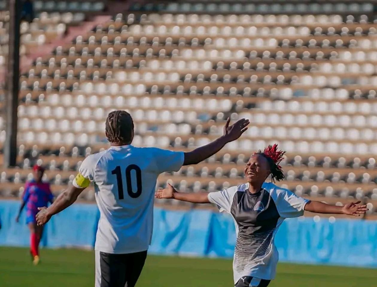 Les joueuses du FCF Tout-puissant Mazembe en train de célébrer un but lors de la rencontre face à Manika de Kolwezi à Lubumbashi le 29 mai 2023