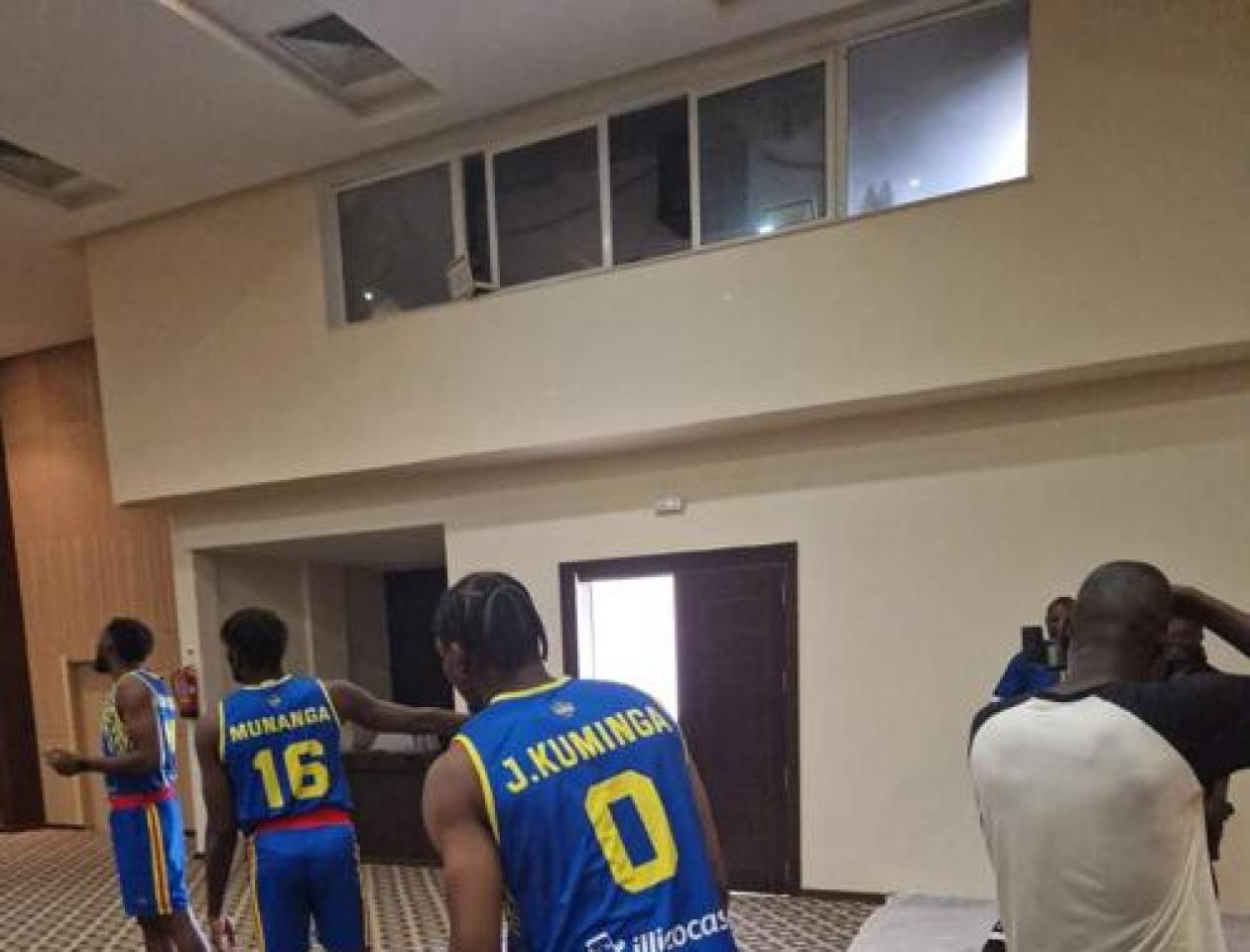 Vue de dos, l'international Congolais de basket ball Jonathan KUMINGA.Ph. FEBACO