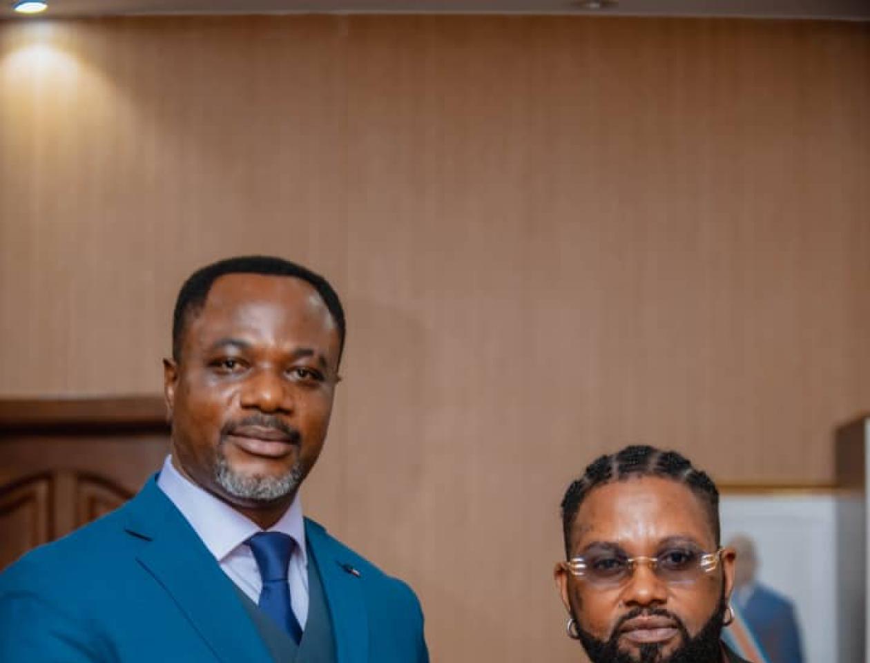 Tony Mwaba et le chanteur Ferre Gola se serre la main au cabinet du ministre de l'EPST 