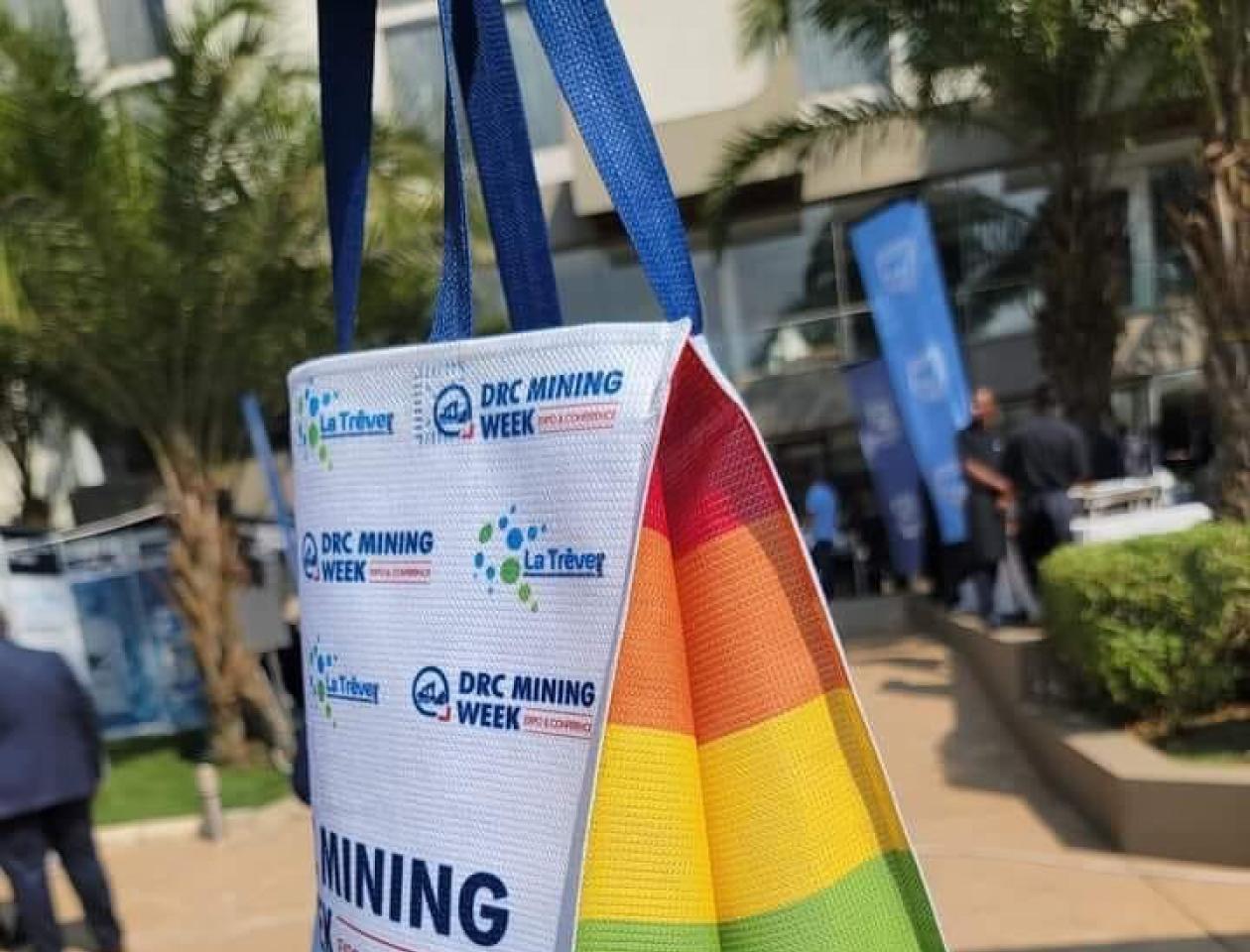 Sac au flocage arc-en-ciel, distribué lors de la 18è édition de la "DRC Mining Week" à Lubumbashi 