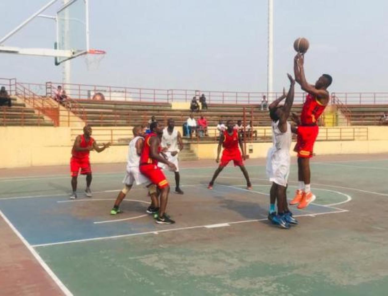 Une rencontre à la Ligue Provinciale de Basketball de Kinshasa saison 2020-2021 au Stadium de Martyr. 