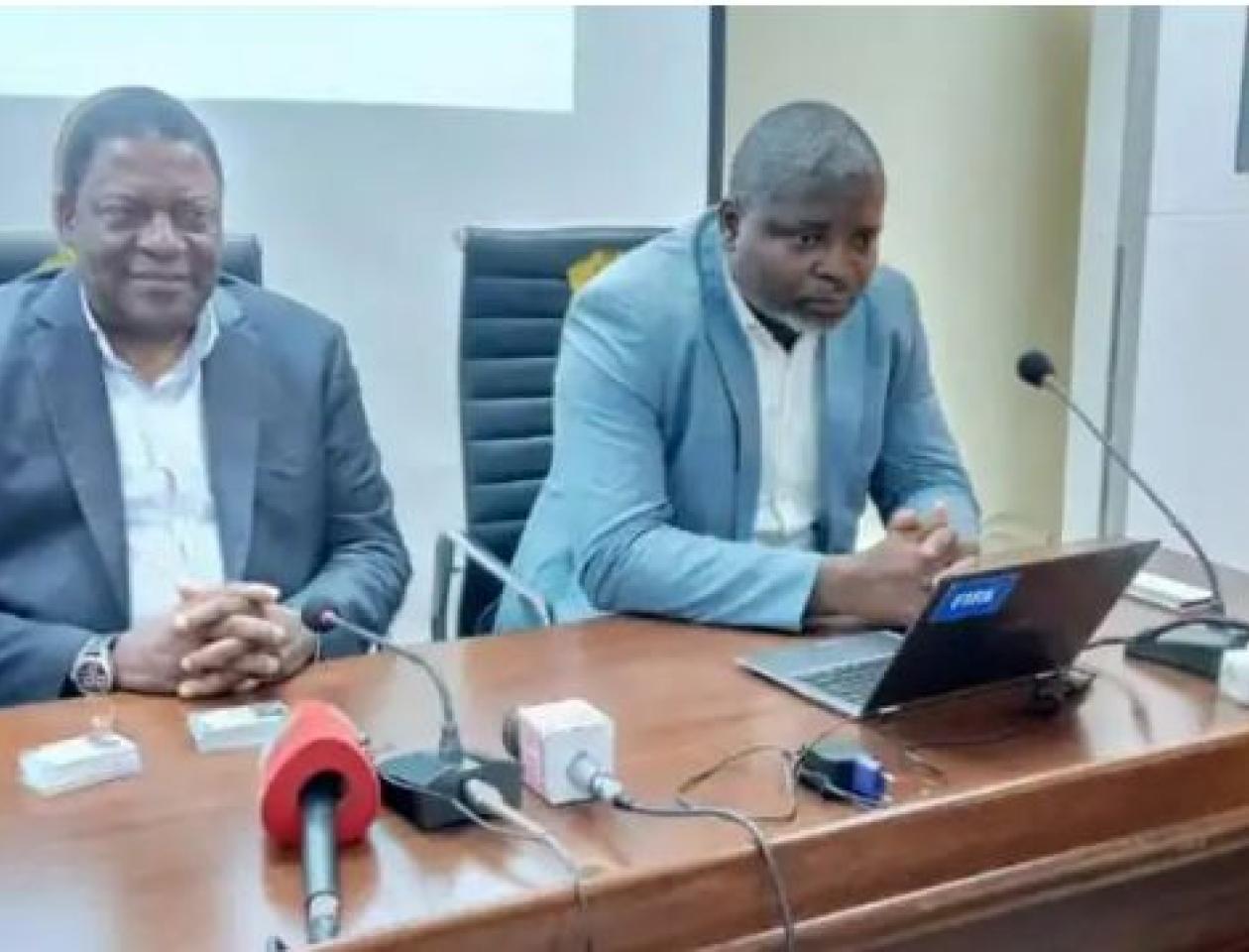 Point de presse au siège de la FECOFA, Patrick Mangenda (à gauche de l'écran), l'ancien Secrétaire Général de la FECOFA, chargée de « FIFA Connect »